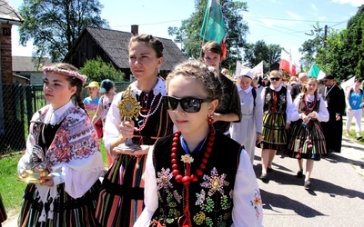 Na czele pielgrzymki niesione były relikwie świętych