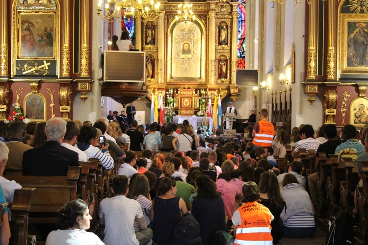 Nowy Sącz. Msza św., katecheza, mecz