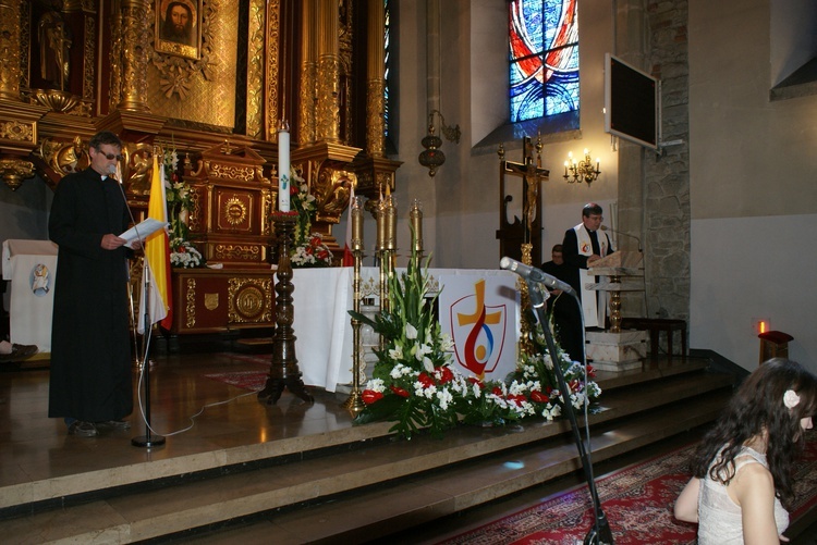 Nowy Sącz. Msza św., katecheza, mecz