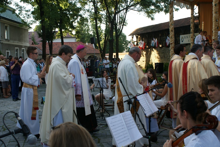 Nowy Sącz. Msza św., katecheza, mecz