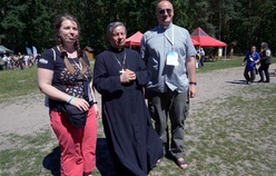 Julia Zawadzka i ks. Mykoła Myszowskij, katoliccy dziennikarze z Ukrainy, z bp. Henrykiem Tomasikiem