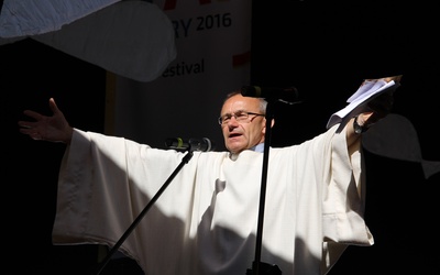 ks Stanisław Gańczorz podczas YAI Festival.