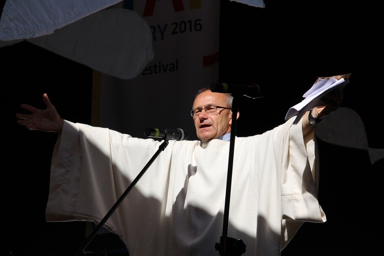 ks Stanisław Gańczorz podczas YAI Festival.