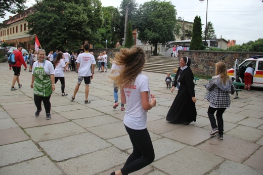 Miasteczko ŚDM przed katedrą oliwską