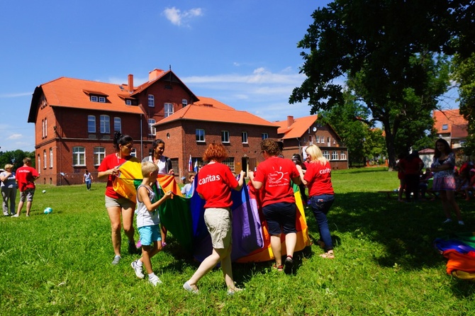 Szwajcaria, Kolumbia i Kanada w ośrodkach Caritas