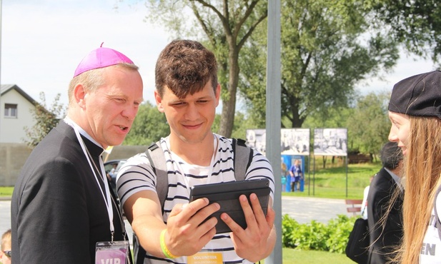 Bp Piotr Turzyński, kilka minut przed Eucharystią, na żywo relacjonuje do Internetu to, co dzieje się w Błotnicy