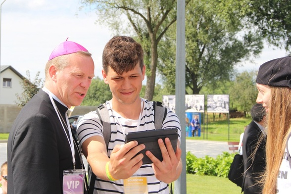 Bp Piotr Turzyński, kilka minut przed Eucharystią, na żywo relacjonuje do Internetu to, co dzieje się w Błotnicy