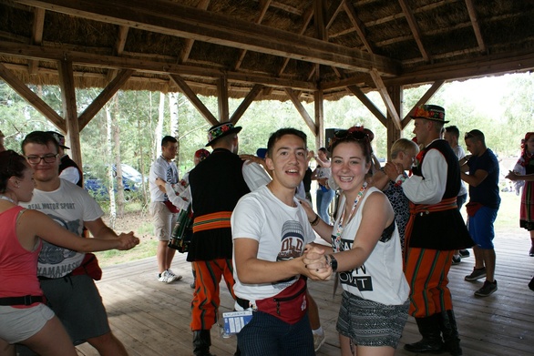Łowicki oberek tańczony przez młodziez z Włoch i Polski