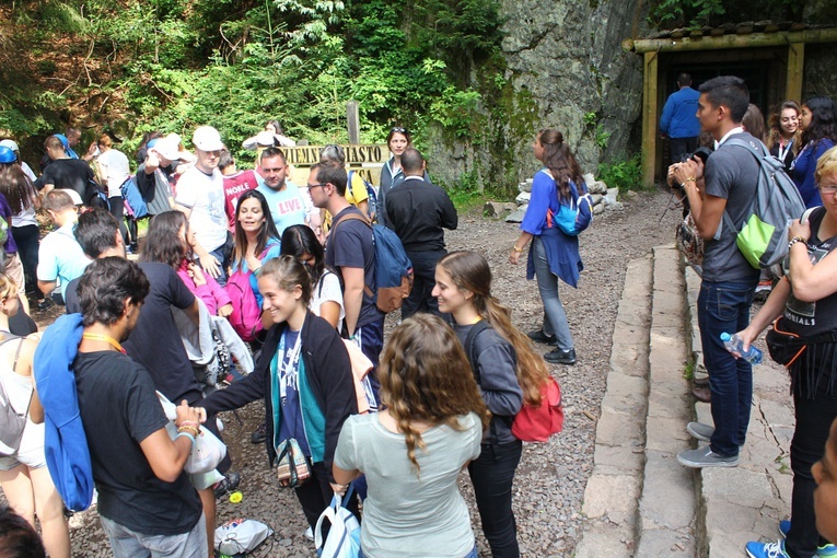 Młodzi w podziemiach Riese