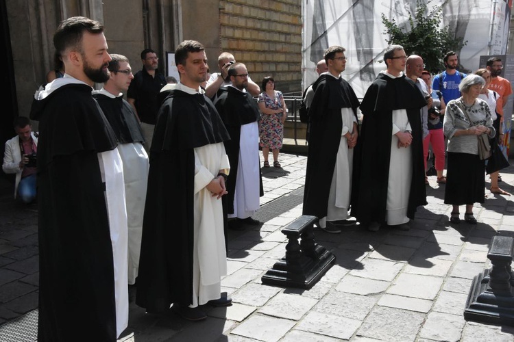 Wprowadzenie relikwii Pier Giorgio Frassatiego do bazyliki oo. dominikanów