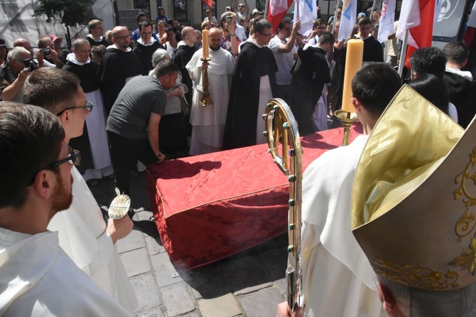 Wprowadzenie relikwii Pier Giorgio Frassatiego do bazyliki oo. dominikanów