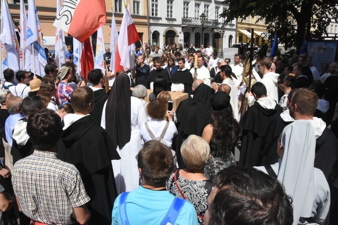 Wprowadzenie relikwii Pier Giorgio Frassatiego do bazyliki oo. dominikanów