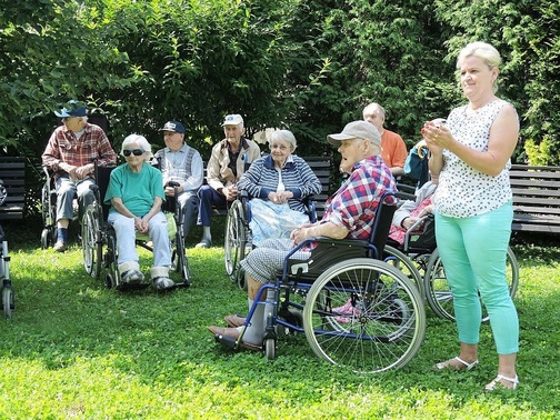 Seniorzy przysłuchujący się młodym Włochom