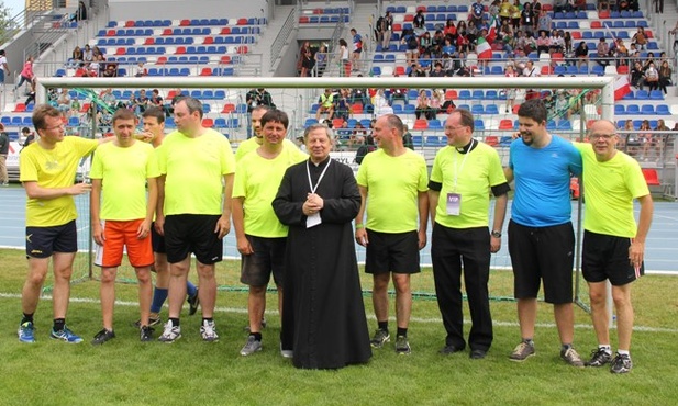 Bp Henryk Tomasik i drużyna z Watykanu. Obok bp. Tomasika z lewej bp Nicolò Anselmi. Sympatyk drużyny ks. Albert Warso trzeci z prawej