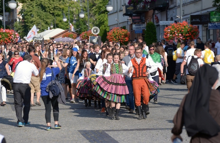 Polonez przeszedł centralnym deptakiem Radomia