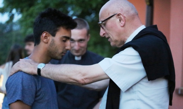 Bp Dominique Rey błogosławi jednego z francuskich pielgrzymów ŚDM