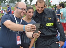 Mistrz olimpijski Zbigniew Bródka pozuje do selfie