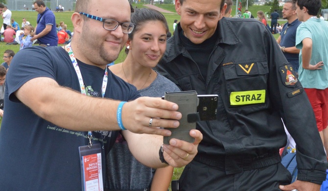 Mistrz olimpijski Zbigniew Bródka pozuje do selfie