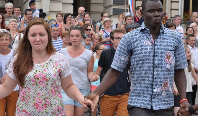 Tańczący goście z Francji na sądeckim rynku