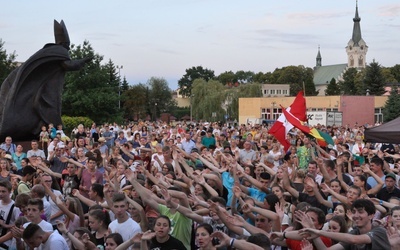 Przy pomniku Jana Pawła II zgromadziły się tłumy młodych 