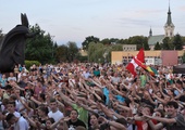 Przy pomniku Jana Pawła II zgromadziły się tłumy młodych 