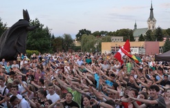 Przy pomniku Jana Pawła II zgromadziły się tłumy młodych 