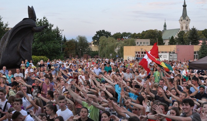 Przy pomniku Jana Pawła II zgromadziły się tłumy młodych 