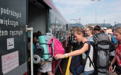 Młodzież wchodzi do pociągu specjalnego na dworcu w Łowiczu