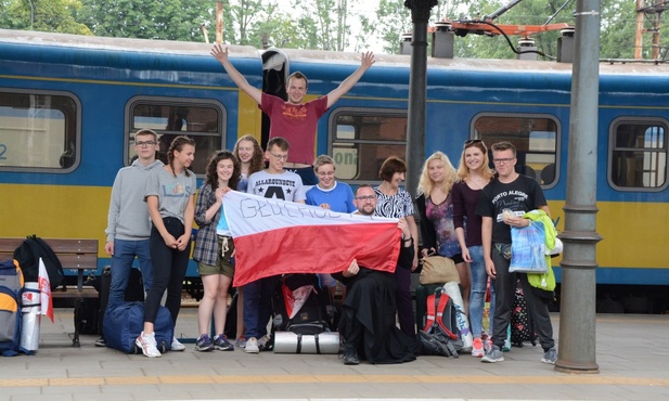 Dworzec PKP pełen pielgrzymów