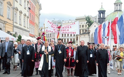 To, co dzieje się w sercach uczestników pielgrzymki, pozostaje tajemnicą między nimi a Bogiem i Maryją.