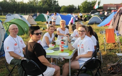 Pierwszy posiłek po przybyciu do Miasteczka Łowickiego