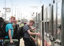 ▲	Młodzież wchodzi do pociągu specjalnego na dworcu w Łowiczu.