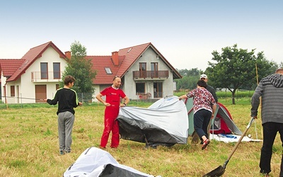 Pierwsze namioty już stoją.