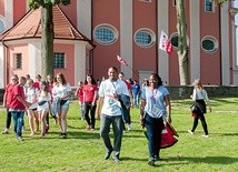 Z biskupim błogosławieństwem  i nowymi przyjaźniami pielgrzymi ruszyli ze Skrzatusza do Krakowa.