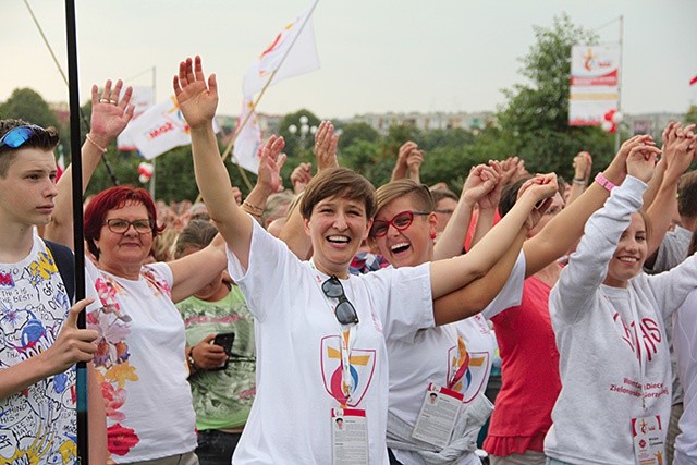 ▲	Radość, radość i jeszcze raz radość ze spotkania z drugim człowiekiem i spotkania z Bogiem.  Tak było do późnej nocy na lubuskim uwielbieniu w Świebodzinie.