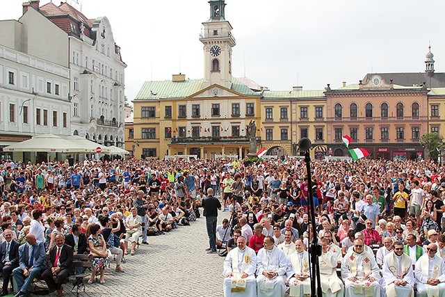 ▲	Pożegnanie pielgrzymów na cieszyńskim rynku.