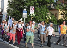 ◄	Pielgrzymi z Zaolzia w drodze musieli przekroczyć granicę państwa.