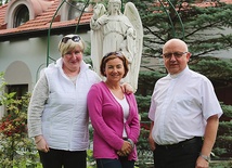 ▲	Seniorów 60+ na spotkania zapraszają: (od lewej) Ewa Biłek- -Regnowska, Iwona Słobosz i ks. Józef Oleszko.