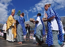Wielokulturowa procesja z darami podczas  Mszy św. na Arenie Lublin.