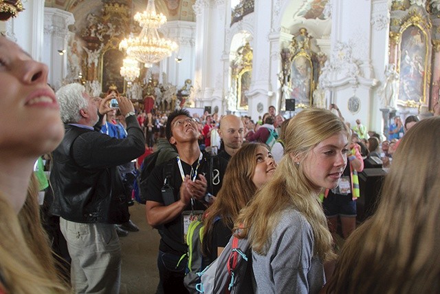 ▲	Zachwyt architekturą barokowej perły budownictwa sakralnego udzielał się wszystkim dzisiejszym pielgrzymom.