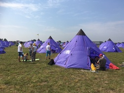 Obóz namiotowy ŚDM na lotnisku aeroklubu w Pobiedniku Wielkim