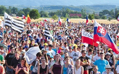 Wielobarwna mozaika na tle zieleni szczytów Beskidu Sądeckiego.