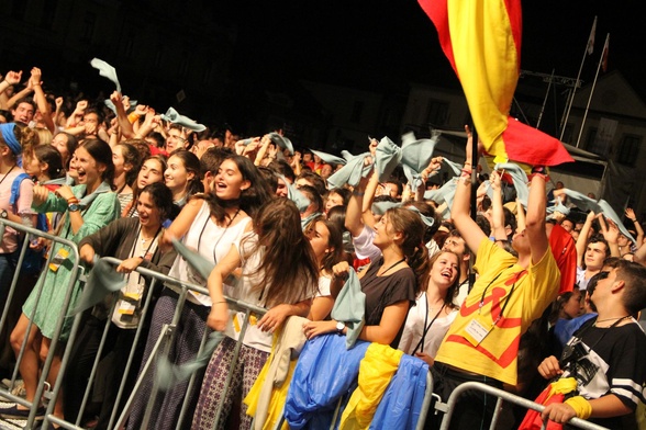 Pielgrzymi, głównie Hiszpanie, na bocheńskim Rynku podczas Festiwalu Młodych.