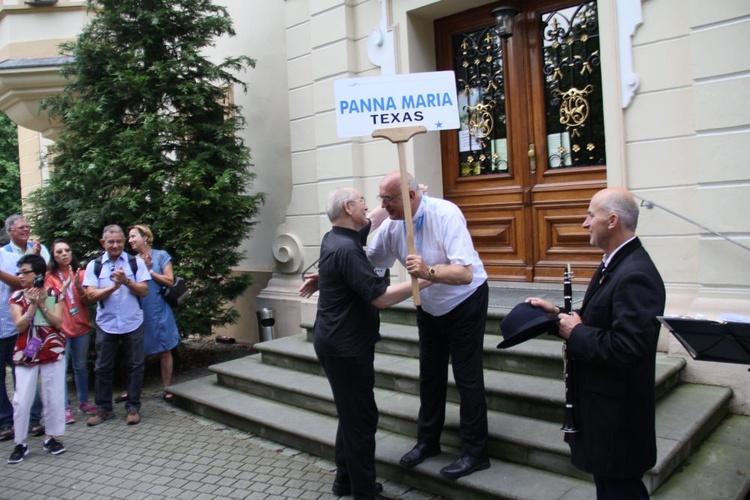 Pielgrzymi na ŚDM z Teksasu w Płużnicy Wielkiej i Kamieniu Śl.