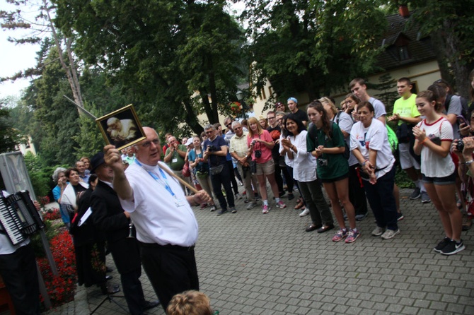 Pielgrzymi na ŚDM z Teksasu w Płużnicy Wielkiej i Kamieniu Śl.