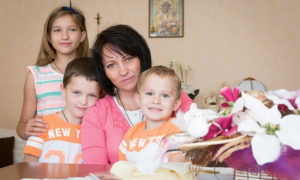 Lilia Jańczyk jest żoną Piotra i mamą Justyny, Adama, Bartłomieja, Wiktorii, Jana oraz Jakuba