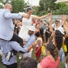 Libańczycy odtańczyli przy kędzierzyńskim kościele dabke – tradycyjny bliskowschodni taniec.