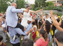 Libańczycy odtańczyli przy kędzierzyńskim kościele dabke – tradycyjny bliskowschodni taniec.