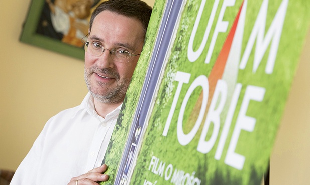 Benon Wylegała organizuje projekcje filmu „Ufam Tobie” w kościołach.  Widzi, jak ten film zmienia ludzi.