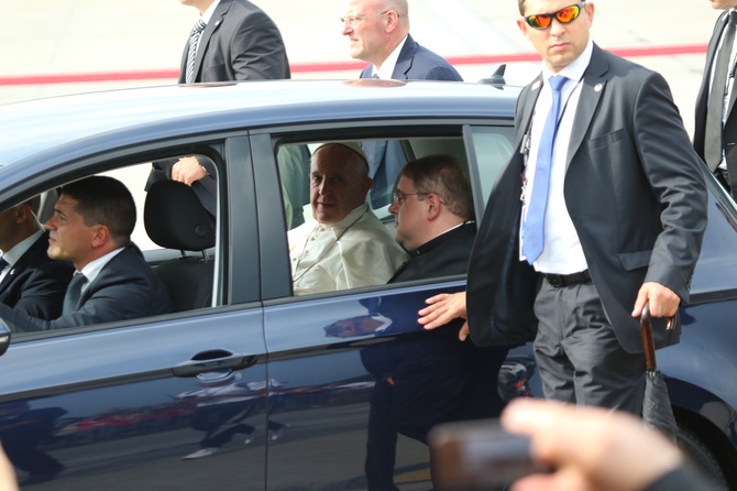 Pierwsze chwile papieża Franciszka w Polsce